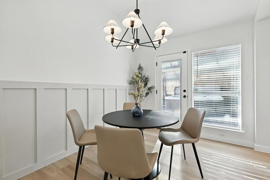 Building Photo - 11911 Rocky Point Dr