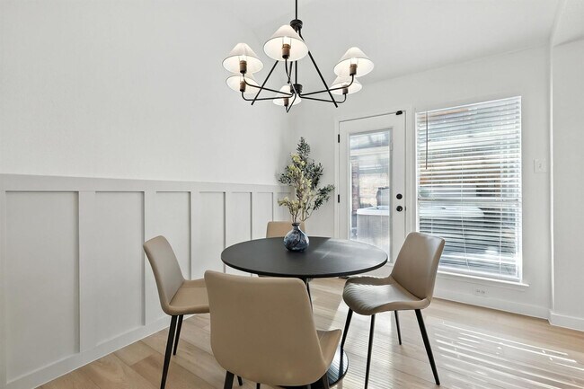 Building Photo - 11911 Rocky Point Dr