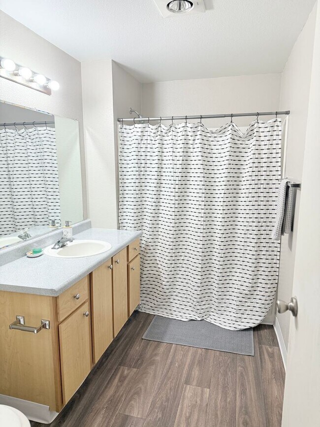 Building Photo - Top-Floor Living Starts Here! Apply by 7/11 get ONE MONTH FREE
