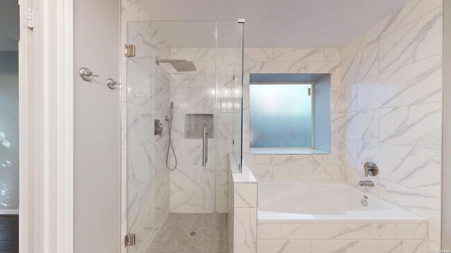 Building Photo - 1009 Crimson Cove Dr