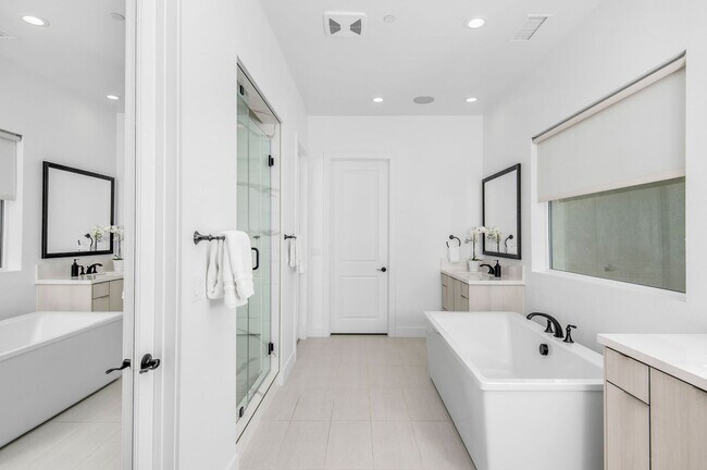 Building Photo - Fantastic 5 bed 4.5 bath with Pool in Porter Ranch !