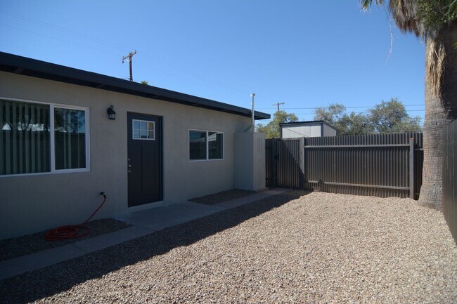 Building Photo - Remodeled 2 Bedroom 1 Bath Duplex! Great Central Tucson Location!