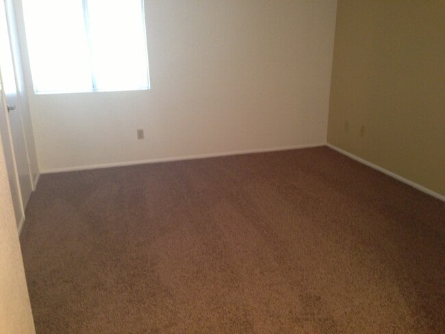 Building Photo - **COMFY 2 BEDROOM/2 FULL BATHROOM CONDO IN...
