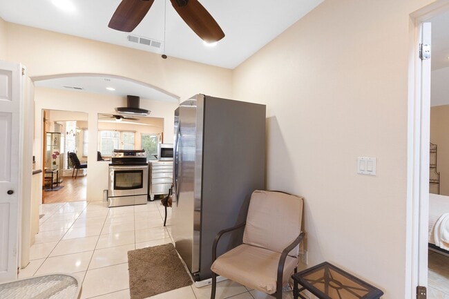 Building Photo - West Hills Home - Peaceful Semi-Rural Living