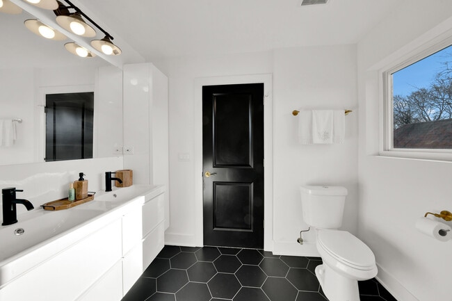 Building Photo - 1522 N Leamington Ave