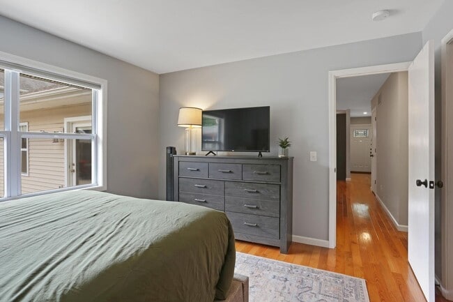 Building Photo - New Rental! 3 Bed, 2 Bath, 2 Car Garage, F...