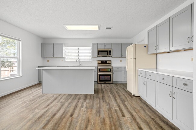 Building Photo - 8090 Chestnut Ash Dr