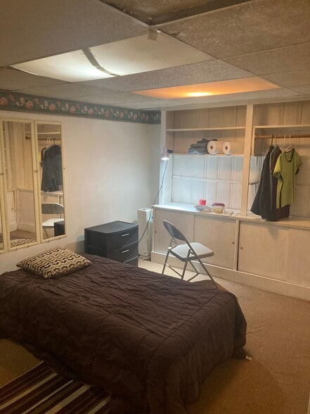 Twin bed/full bedBDRM/clothing unit - 764 Lenore Ln