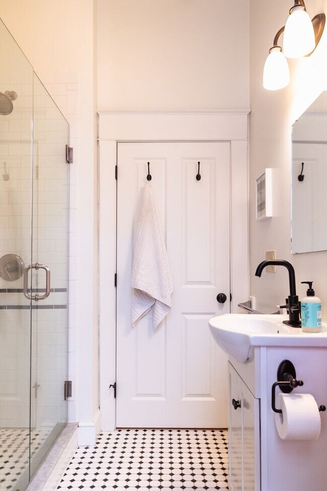 Building Photo - Beautiful 1 Bedroom In One Of Portlands Most Historic Buildings