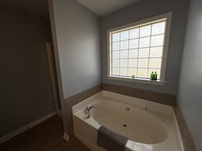 Building Photo - 650 Little Farm Rd