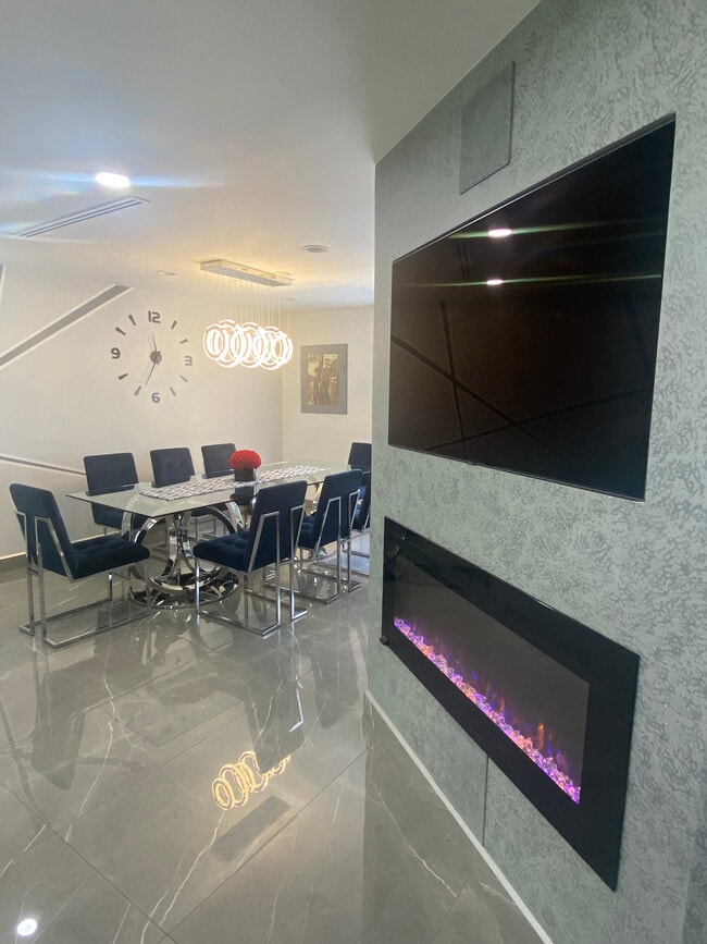 Building Photo - 9419 Via Patricia