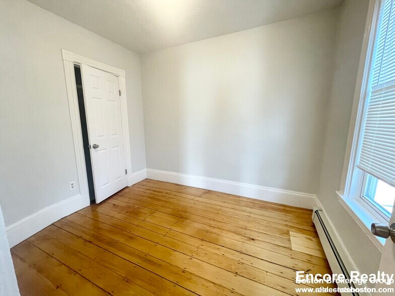 Building Photo - 19 Dorset St