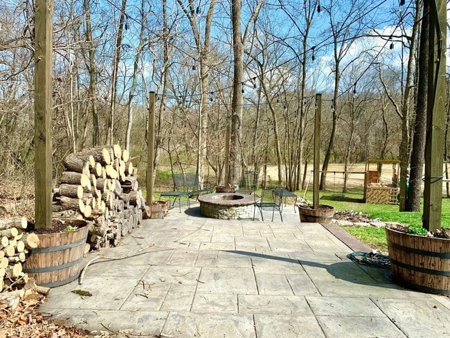 Building Photo - 423 Rivermont Dr