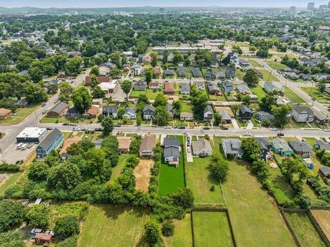Building Photo - Beautifully Remodeled Home Just Minutes From Downtown Nashville