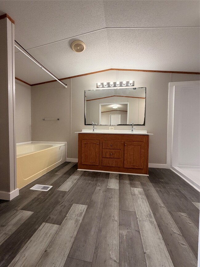 Building Photo - 14331 Greenville St