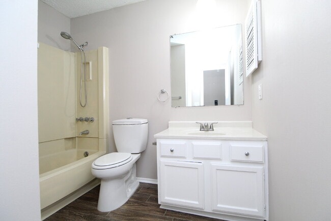 Building Photo - Updated 3/2 Brick Home in Northeast Pensac...