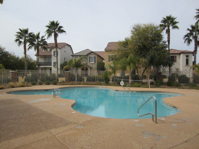 Building Photo - Comfort with Resort-Style Living 2BED/2BAT...