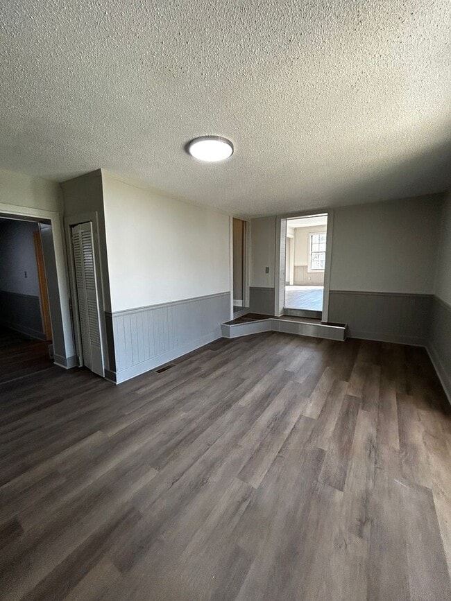 Building Photo - Spacious 4 bed, 2 bath home! Located minut...