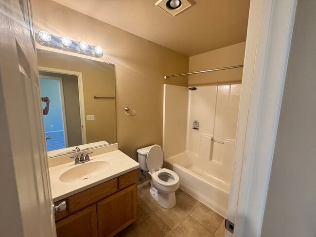 Building Photo - 3 Bedroom 2.5 bathroom West Eugene Home