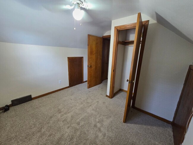 Building Photo - 305 Longview Dr