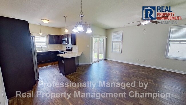 Building Photo - Beautiful Townhome with Open Floorplan and Covered Patio