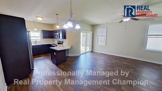 Building Photo - Beautiful Townhome with Open Floorplan and...