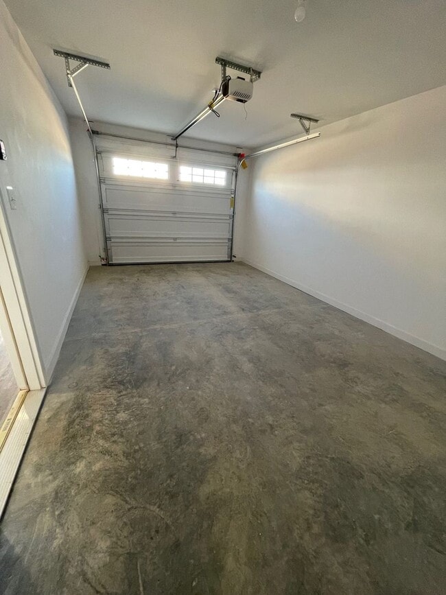 Building Photo - Spacious Luxury Townhome! Outstanding Location!