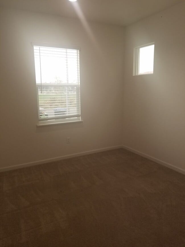 Building Photo - Beautiful, Large 4 BR/2.5 Bath Home,  Lots of light!  Great Neighborhood!