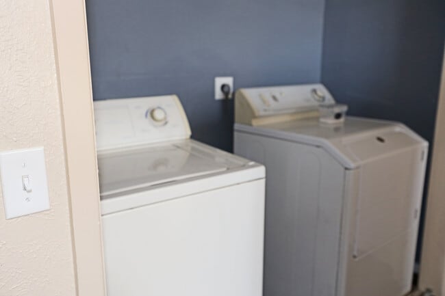 Building Photo - 718 E Madison Ave