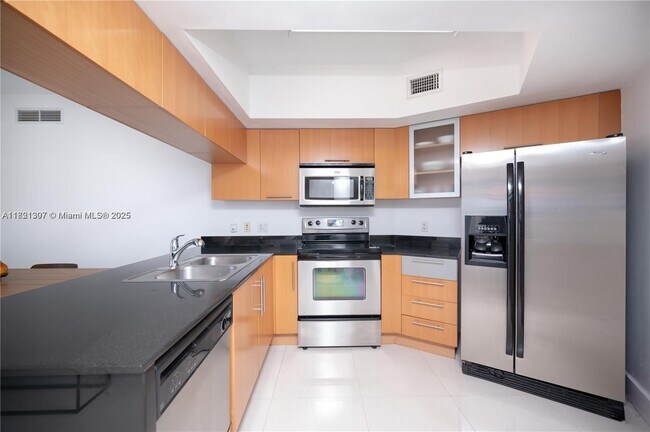 Building Photo - 1750 N Bayshore Dr