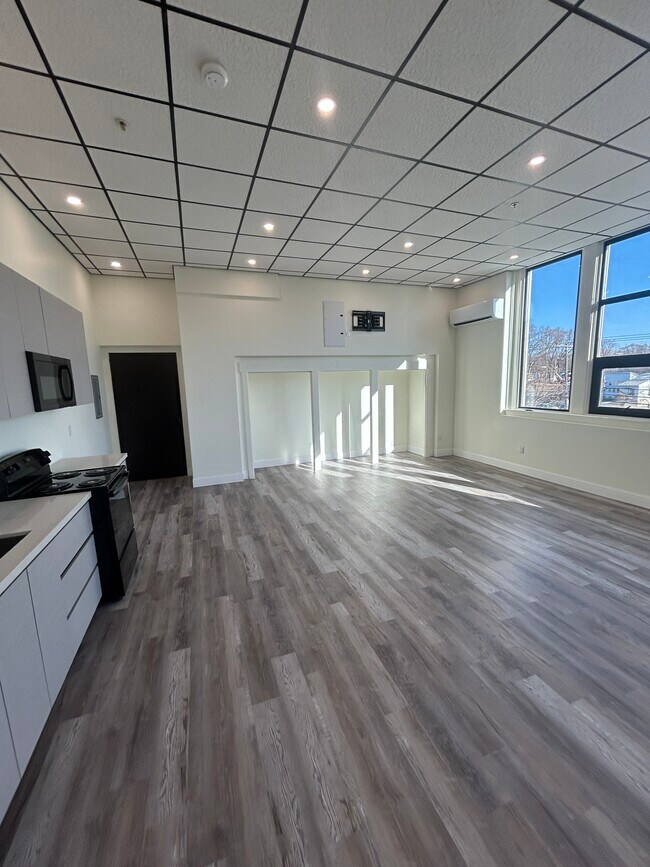 Building Photo - 67 Sand Creek Rd