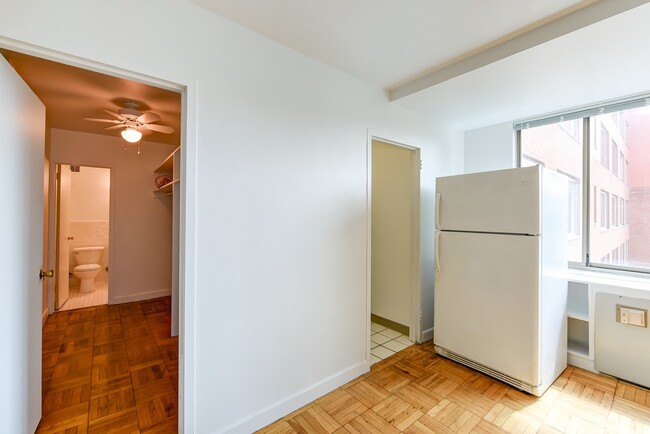 Building Photo - Spacious & Bright Studio at River Place West