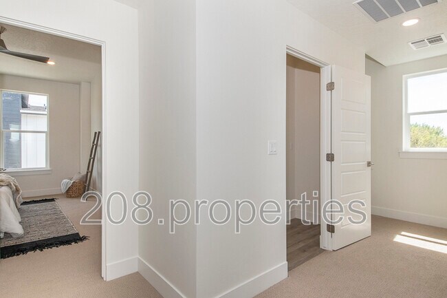 Building Photo - 486 E Violets Cv Ln
