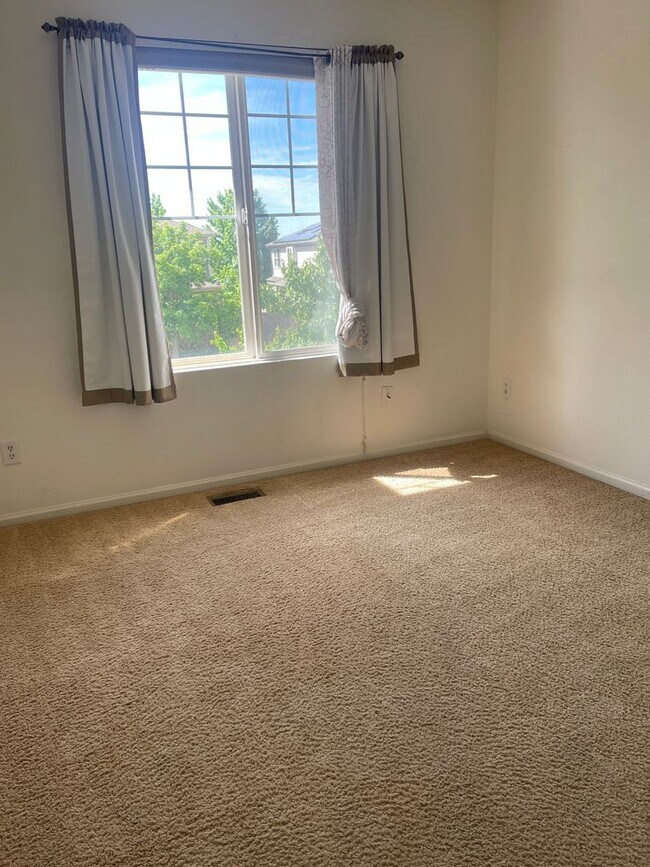 Building Photo - 3 bedroom, 2 bathroom single family house ...