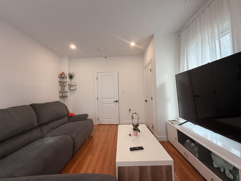 Building Photo - 82 Albertina St
