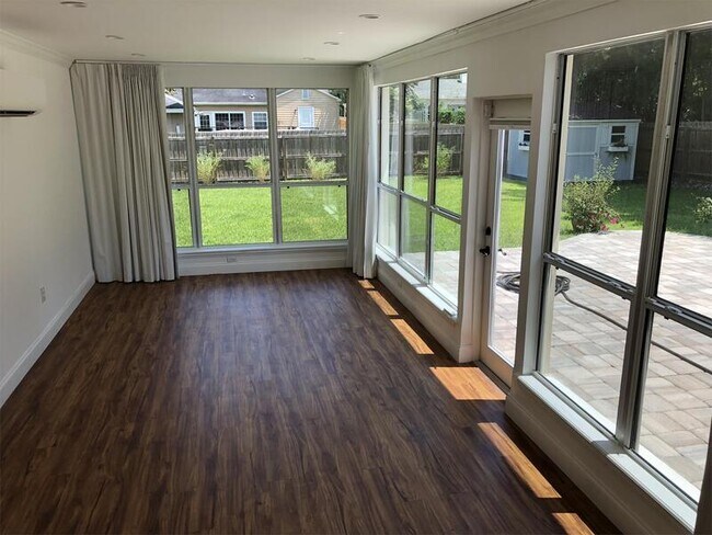 Building Photo - 1015 Harwood St