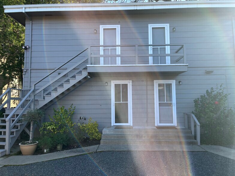 Building Photo - 807 Cherry St