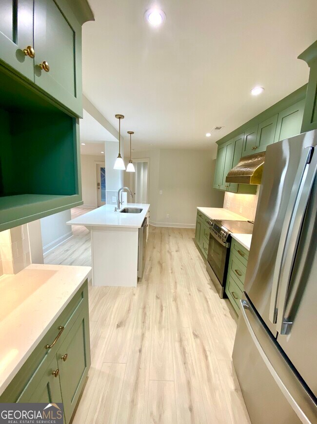 Building Photo - 886 Moore Rd