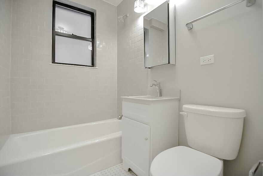 Building Photo - 817 W Lakeside Pl