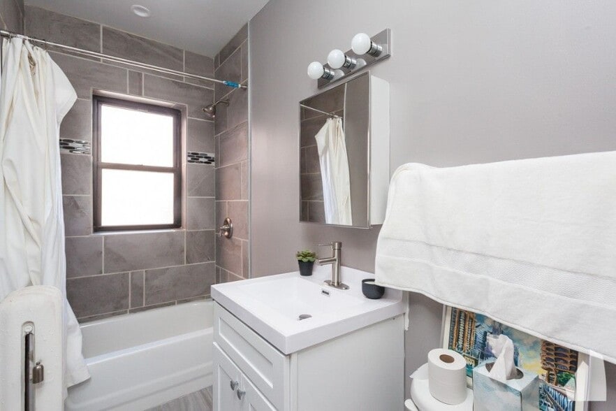 Building Photo - 629 W Cornelia Ave