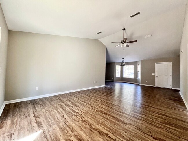 Building Photo - COMING MID-MAY 2026! (Pet Friendly)