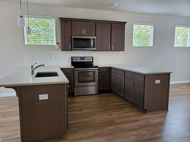 Building Photo - Great Community, Quiet Living Across from park Apply today!