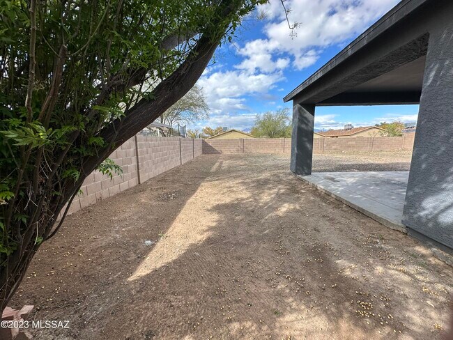 Building Photo - 2133 E Vera Cruz Vista