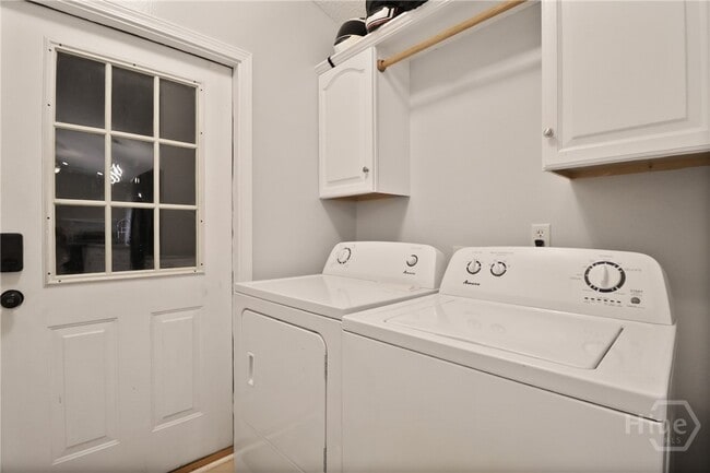 Building Photo - 314 Elm St