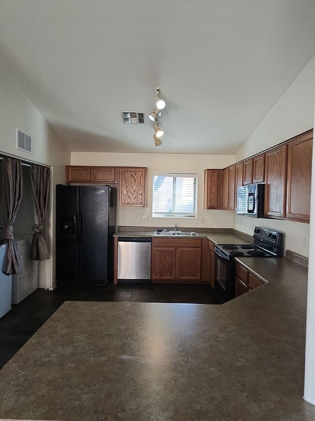 Building Photo - "Charming 3-Bedroom Oasis in Sahuarita - Spacious Living Awaits!"