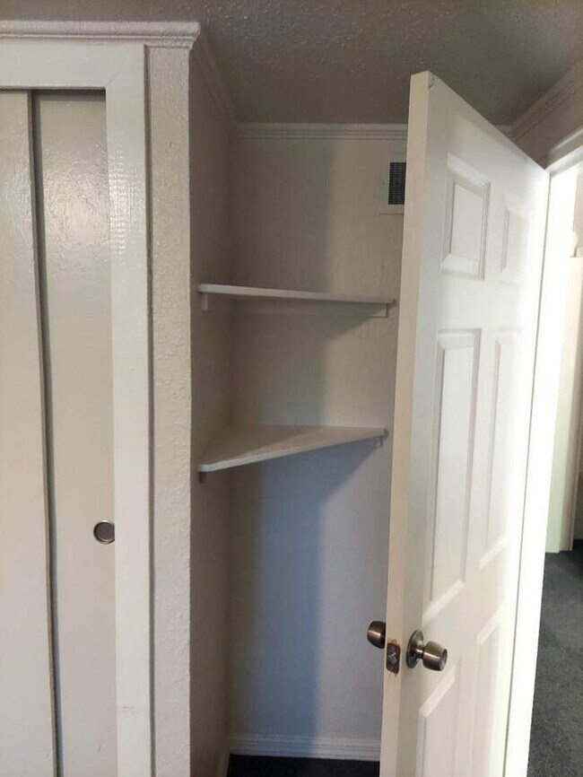 Building Photo - "Charming 2-Bedroom Retreat in Abbeville – Ideal Comfort and Convenience Await!"