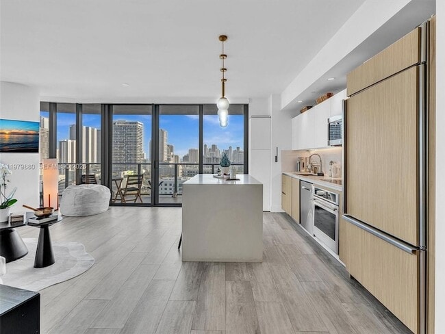 Building Photo - 121 NE 34th St