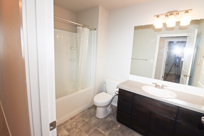 Building Photo - 3/2.5 Home in SE Bend with access to commu...