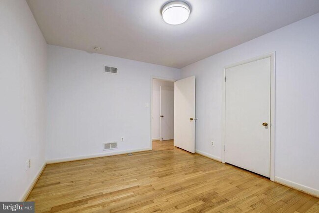Building Photo - 6710 Persimmon Tree Rd
