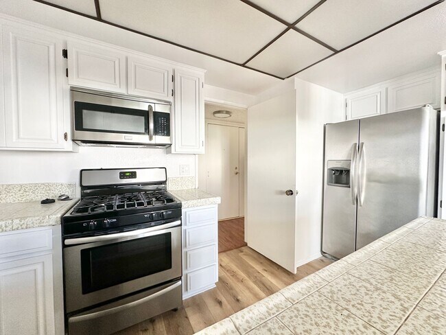 Building Photo - Spacious 2 Bed 2 Bath Apartment w/ In Unit Washer Dryer & Central A/C